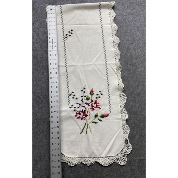 Handmade Floral Cross Stitch Table Runner Crochet Lace Trim White Linen Bouquet - Picture 12 of 13
